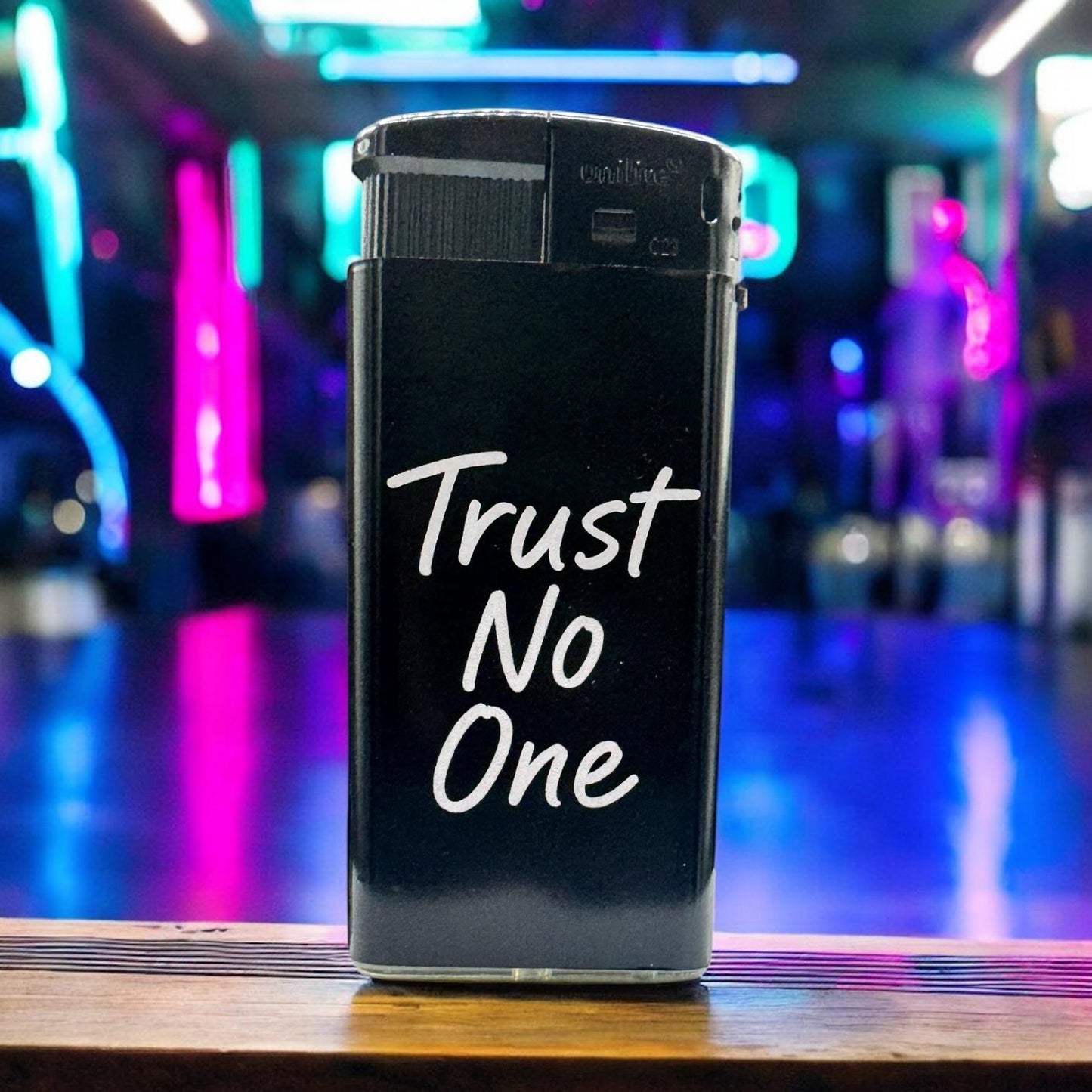 Dark Vibes Only – Trust No One Feuerzeug