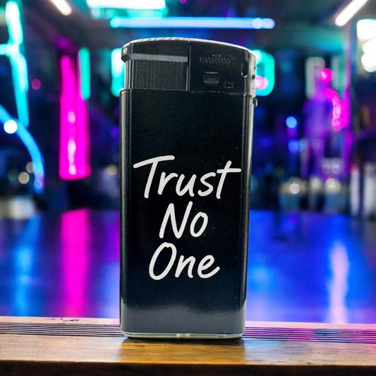 Dark Vibes Only – Trust No One Feuerzeug